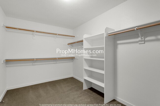 Building Photo - Updated Luxury Five Bedroom Home in Happy Valley!