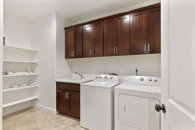 Building Photo - Springlake 3 Bedroom 3 Bathroom House