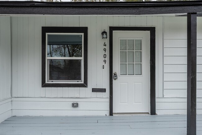 Building Photo - 4909 Higgins St