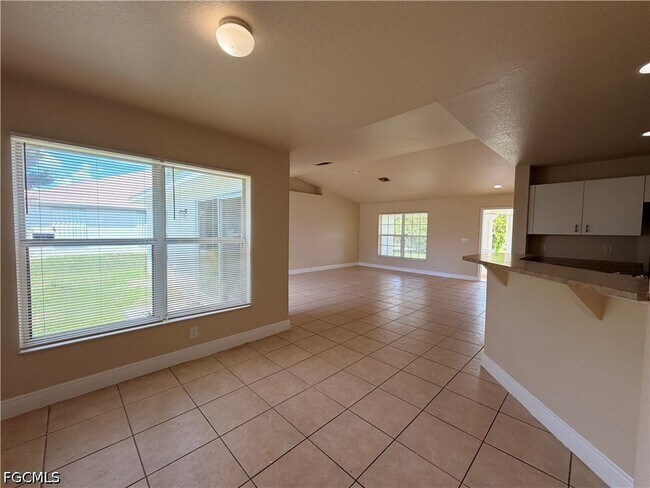 Building Photo - 316 NW 18th Ave