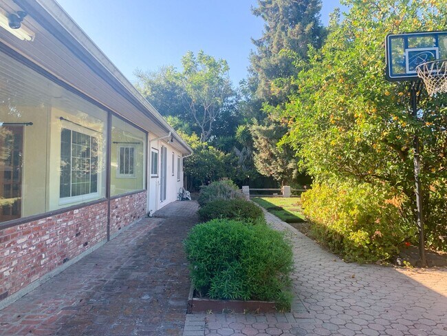 Building Photo - Exceptional Mountain View Home with Guest Suite Near Downtown