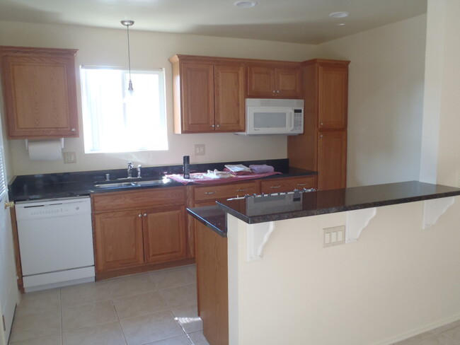 Building Photo - 3 Bed, 1.5 Bath House w/1-Car Garage & Fen...