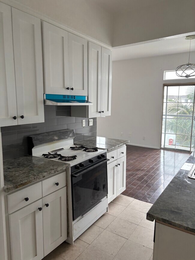 Kitchen 1 - 4441 Woodman Ave