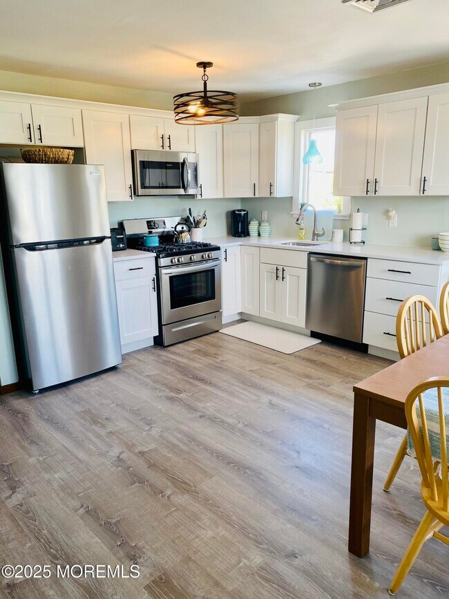 Building Photo - 104 5th Ave