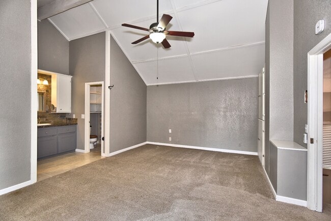 Building Photo - 2309 W Oakridge St