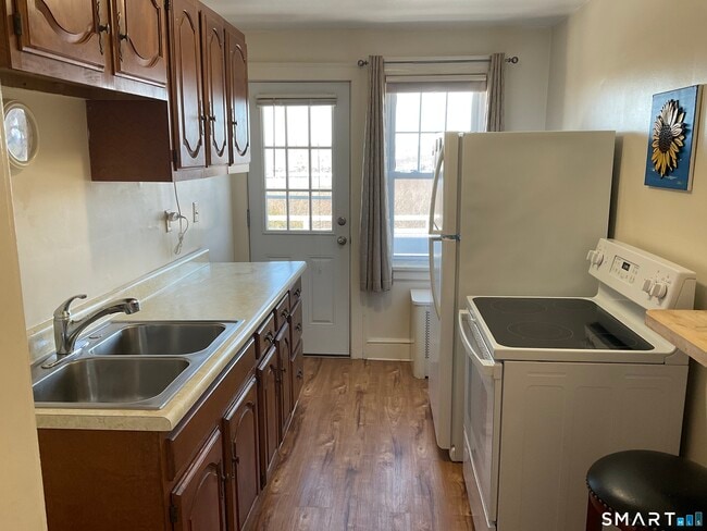 Building Photo - 405 Mohegan Ave Pkwy