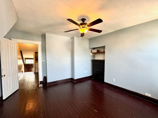 Building Photo - 4 Bed/2 bath UC Rental On Victor + Parking...