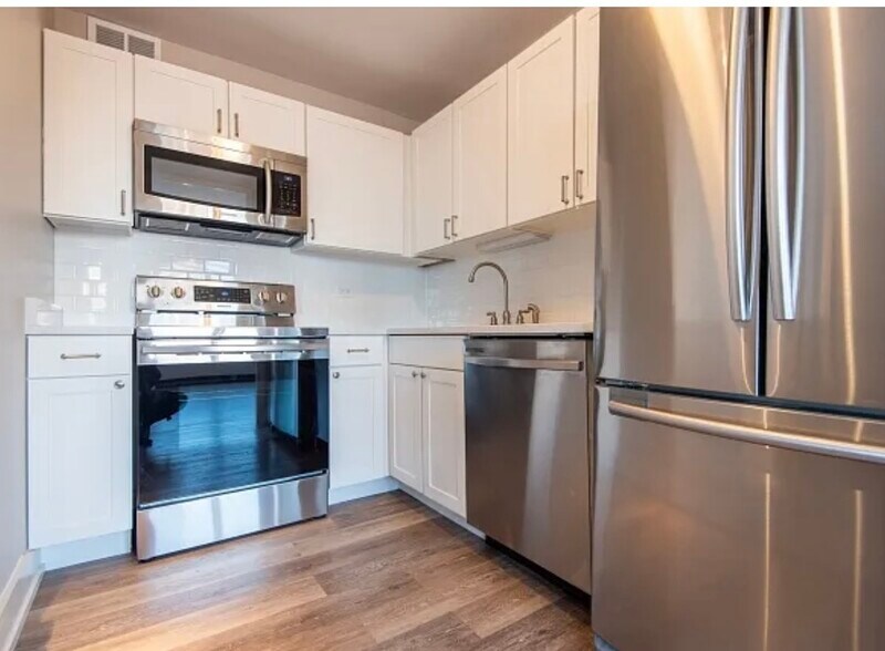 Building Photo - 655 W Irving Park Rd