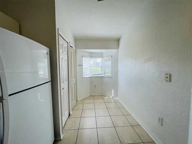 Building Photo - 940 NE 34th Ave