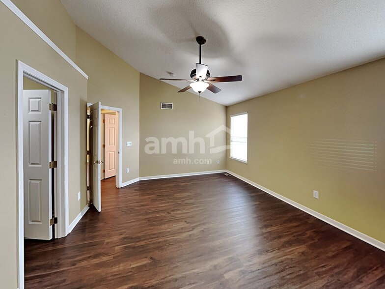 Building Photo - 203 Fox Glen Dr W