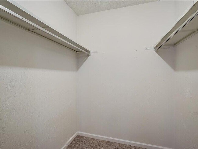 Building Photo - 10906 Meadgreen Ct