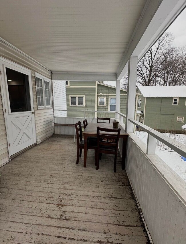 Building Photo - 203 Maple St