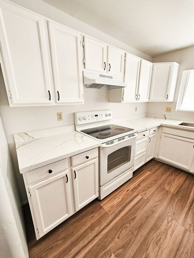 Building Photo - Updated Peoria Home with Modern Finishes