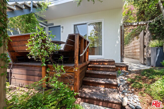 Building Photo - 631 Pier Ave