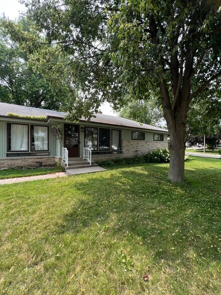 Building Photo - 541 N 109th St