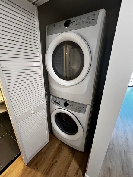 Building Photo - 911 E 26th St