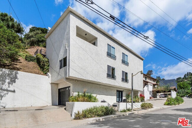 Building Photo - 2041 Roscomare Rd