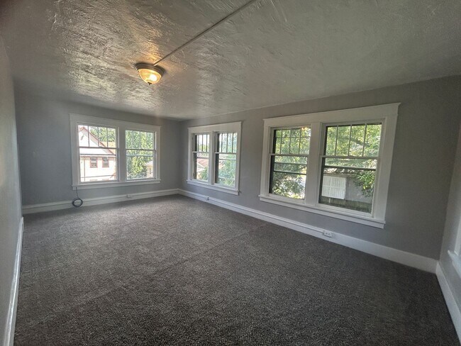 Building Photo - 3 Bedroom with a bonus room in East Davenport