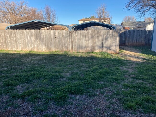 Building Photo - 2402 Spruce Dr