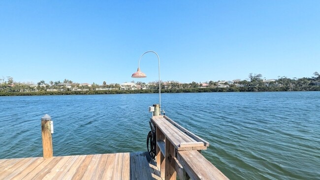 Building Photo - Seasonal/short term 2/2 condo rental with full water view on Longboat Key.