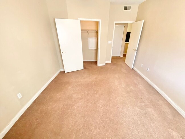 Building Photo - SPACIOUS 1 BEDROOM, 1 BATH GROUND-FLOOR CO...