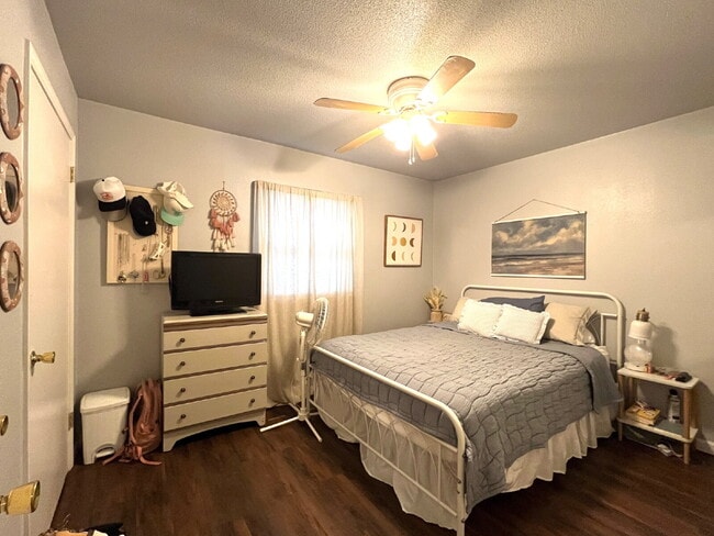 Building Photo - 2 bedroom- Walk to Campus!!