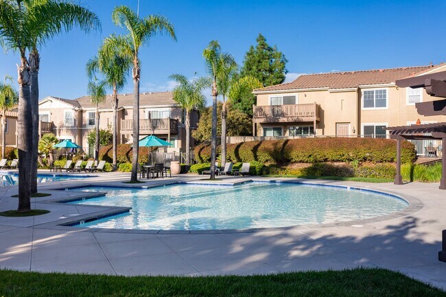 Building Photo - Beautiful Townhome in the heart of East Lake!