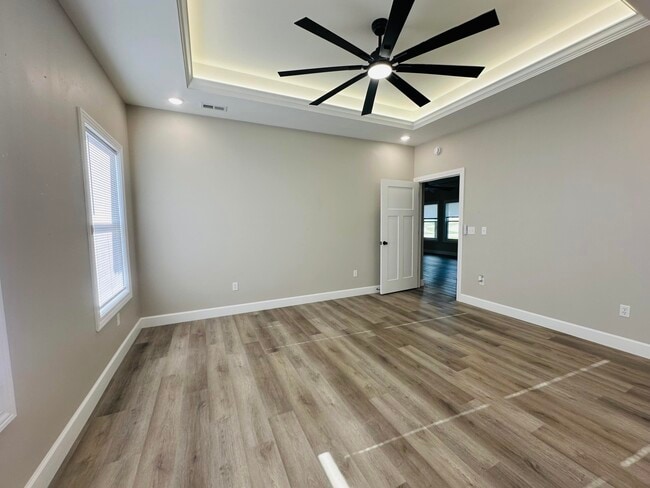 Building Photo - 726 Vine Dr