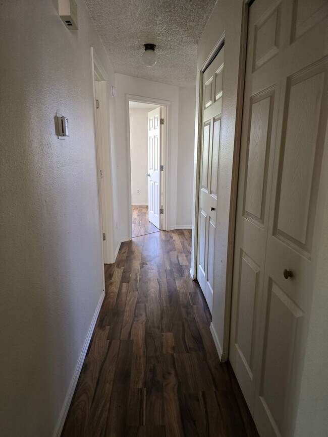 Building Photo - 3 bedroom 1 bath duplex