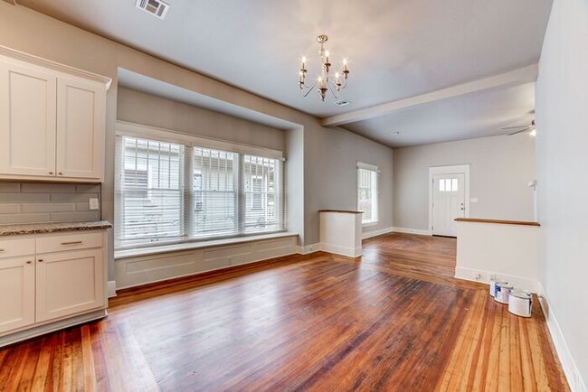 Building Photo - Remodeled Historic 3 Bedroom in The Heights!