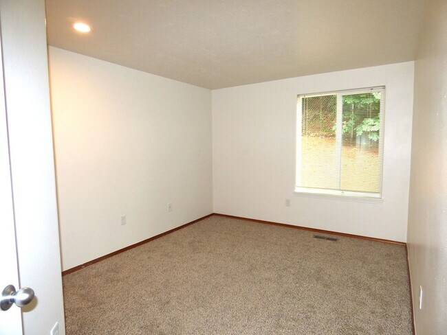 Building Photo - Rent Special: 1/2 Off August's Rent!! 3 bed 2 bath House in South Salem!