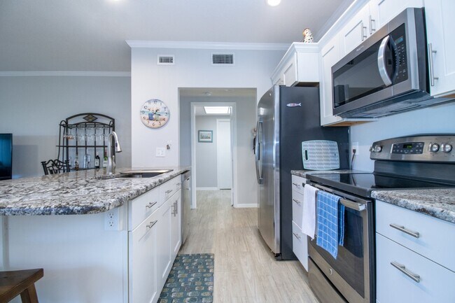 Building Photo - Fully Furnished - 2 bed 2 Bath villa - South Sarasota