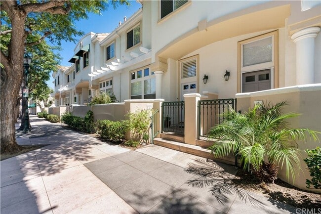 Building Photo - Amazing Downtown Torrance! - 3 bd / 2.5 ba...