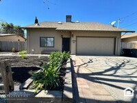 Building Photo - Spacious 4+BD/3BA Two-Story Home with Expansive Yard