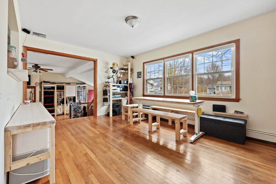 Building Photo - 2881 Meadowcrest Dr