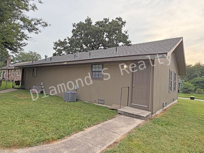 Building Photo - 1523-1523 N Clay Ave