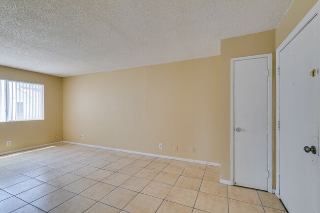 Building Photo - Cozy 2BR/2BA in Spring Valley Near the Strip