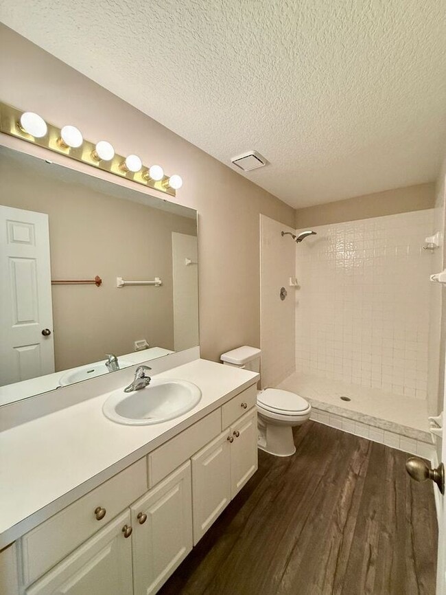 Building Photo - LARGE AND SPACIOUS 4/3 HOME IN EAST ORLANDO WEDGEFIED COMMUNITY