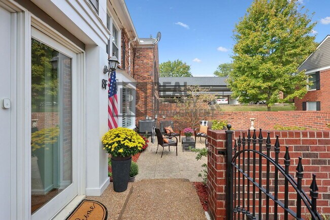 Building Photo - 5025 Hillsboro Pike