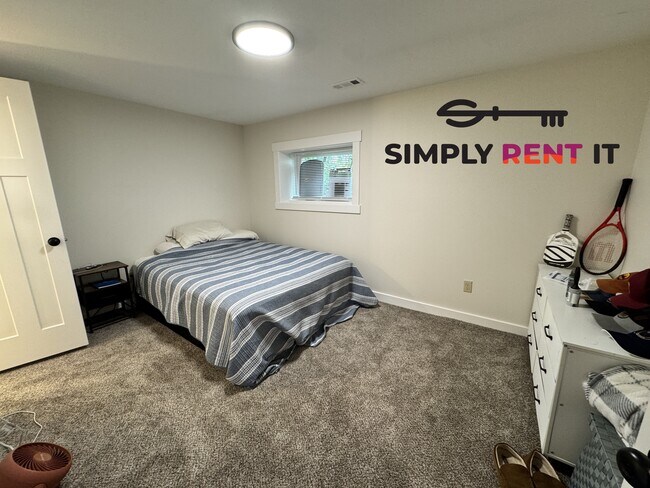 Building Photo - Renovated 2 Bedroom, 2 Bathroom on Campus! Available Jan. 1st!