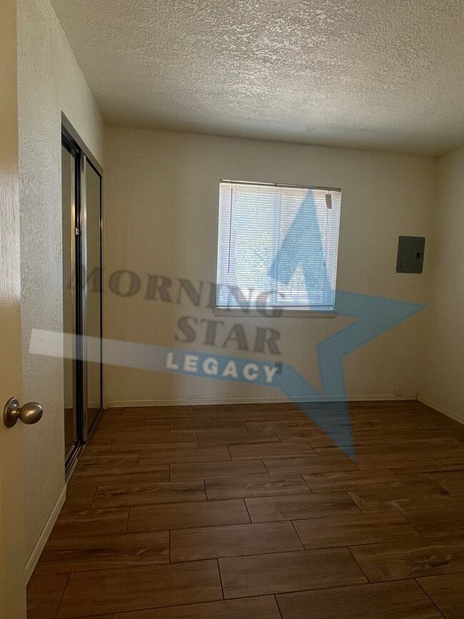 Building Photo - Affordable and convenient! 2 bed, 1 bath with a yard