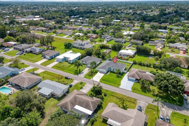 Building Photo - 1150 SE Sabina Ln