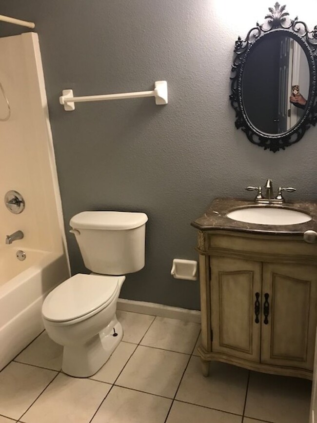 Building Photo - 3 bed 2 bath home