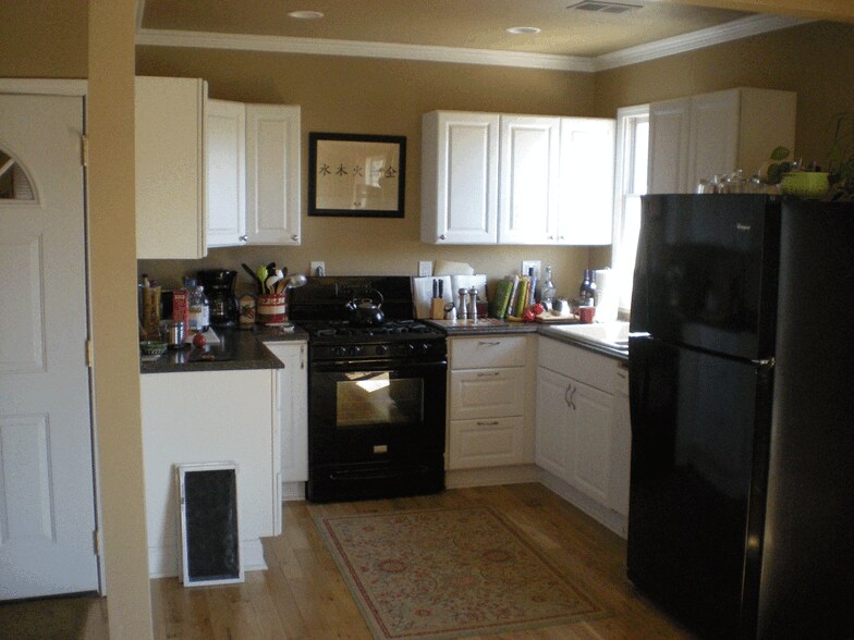 Updated kitchen - 325 Hallock St