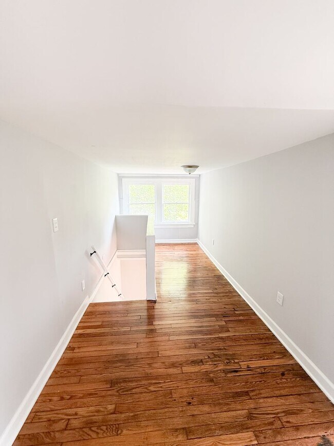Building Photo - Newly Renovated 3 Bed/ 1.5 Bath With Hardwood Flooring!