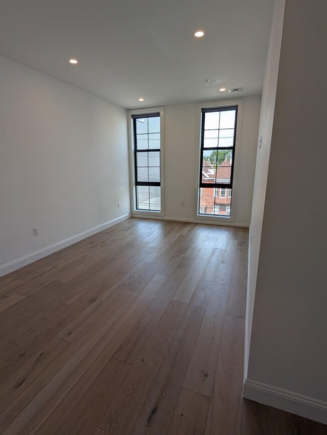 Building Photo - 580 Palisade Ave