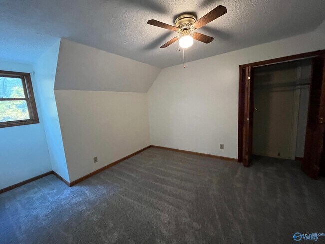 Building Photo - 2122 Indian Hills Rd NE