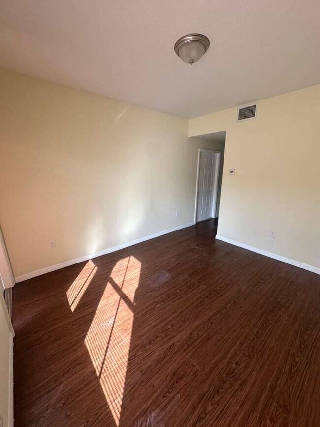 Building Photo - Move-In Ready 3BR/2BA Townhome in Florida City