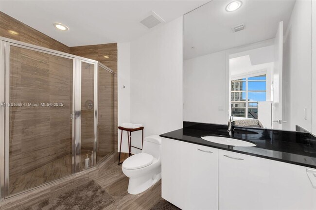 Building Photo - 15811 Collins Ave