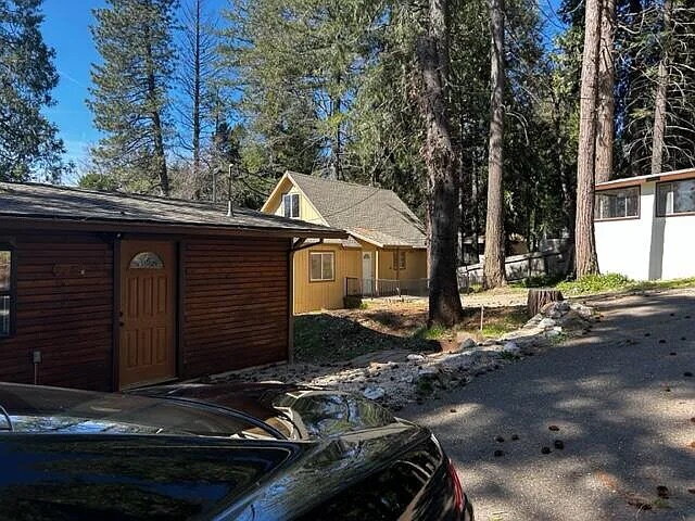 Building Photo - Charming 2/1 home nestled amongst the trees!